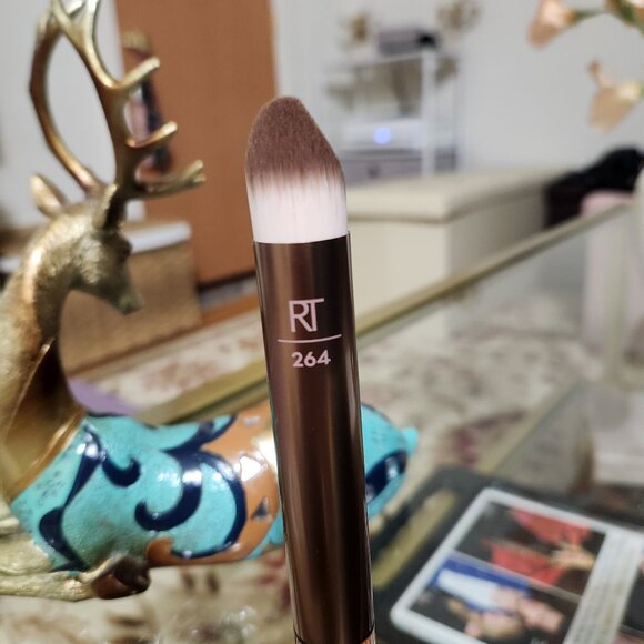 Real Techniques Makeupsaver Base Brush - Picture 1 of 4